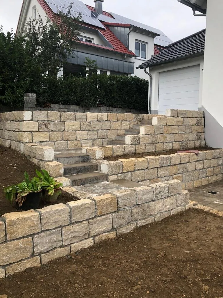Natursteinmauer als Beispiel der Arbeit von Schuhbaur